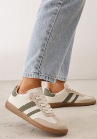 Born2be - Beżowo-Zielone Płaskie Sneakersy Ozdobione Paskami Glaria. Okazja: na co dzień. Zapięcie: pasek. Kolor: beżowy. Materiał: jeans. Wzór: aplikacja #1