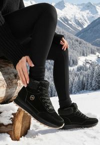 Born2be - Czarne Sneakersy Mocno Ocieplone Sztucznym Futerkiem Rosanas. Okazja: na spacer. Nosek buta: okrągły. Zapięcie: sznurówki. Kolor: czarny. Materiał: futro. Obcas: na obcasie. Wysokość obcasa: niski. Sport: turystyka piesza #1