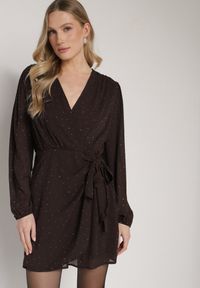 Born2be - Brązowa Kopertowa Sukienka Zdobiona Cyrkoniami i Drapowaniem Idiselle. Okazja: na spotkanie biznesowe. Kolor: brązowy. Materiał: poliester. Wzór: aplikacja. Typ sukienki: kopertowe. Styl: wizytowy, biznesowy, klasyczny #7