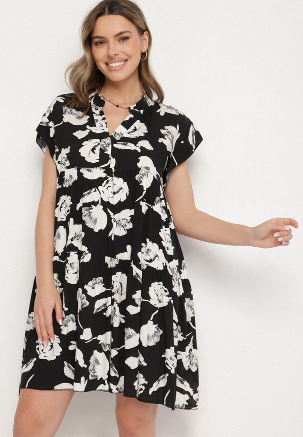 Born2be - Czarna Bawełniana Sukienka o Kroju Oversize w Kwiaty Liralea. Okazja: na co dzień, na spacer. Kolor: czarny. Materiał: bawełna. Wzór: kwiaty. Typ sukienki: oversize. Styl: klasyczny, casual