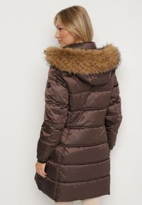 Born2be - Ciemnobrązowa Długa Kurtka Pikowana z Kapturem z Futrem z Możliwością Odpięcia Feneia. Okazja: na co dzień. Typ kołnierza: kaptur. Kolor: brązowy. Materiał: futro. Długość: długie. Styl: casual #5