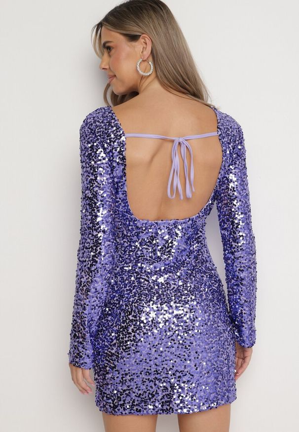 Born2be - Fioletowa Dopasowana Mini Sukienka z Wycięciem na Plecach Ozdobiona Cekinami Akorra. Kolor: fioletowy. Wzór: aplikacja. Długość: mini