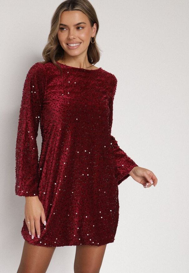 Born2be - Czerwona Cekinowa Sukienka z Odkrytymi Plecami i Wiązaniem Diadina. Kolor: czerwony. Materiał: futro, elastan, wiskoza. Wzór: aplikacja. Styl: elegancki, wizytowy