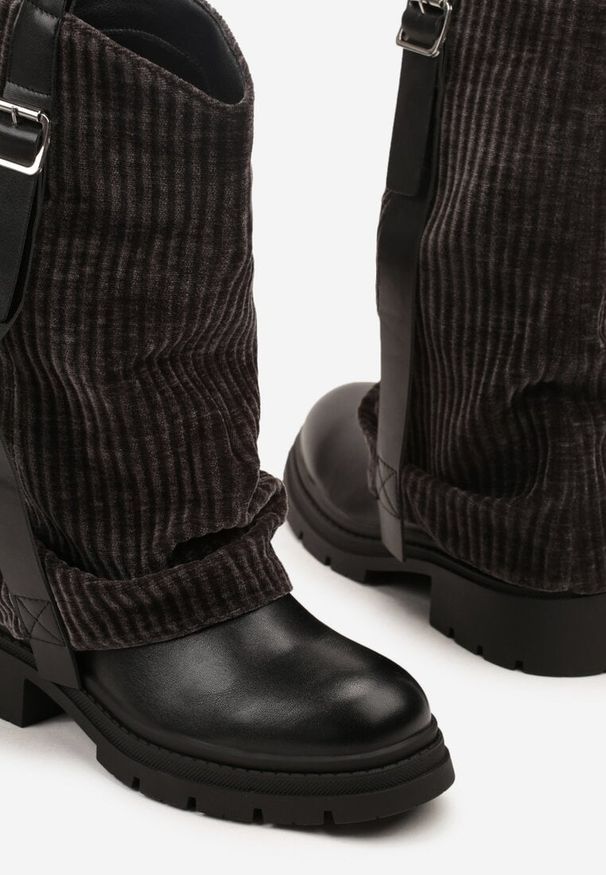 Renee - Czarne Botki z Wywiniętą Cholewką Sztruksową i Paskiem z Klamrą Zalorra. Okazja: na imprezę, na co dzień. Zapięcie: klamry. Kolor: czarny. Materiał: sztruks. Szerokość cholewki: normalna. Styl: casual, elegancki
