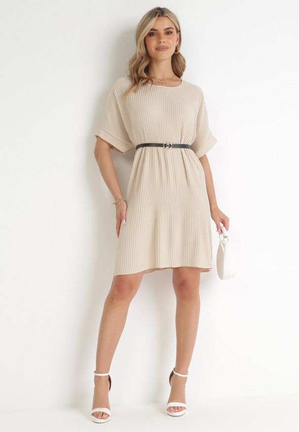 Born2be - Beżowa Plisowana Sukienka Pudełkowa z Paskiem Savima. Kolor: beżowy. Typ sukienki: oversize