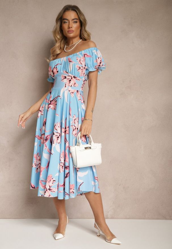 Renee - Niebieska Sukienka z Bawełną Rozkloszowana w Kwiatowy Print z Dekoltem Łódką Annirna. Okazja: na co dzień, na randkę. Typ kołnierza: dekolt w łódkę. Kolor: niebieski. Wzór: nadruk, kwiaty. Typ sukienki: rozkloszowane. Materiał: bawełna. Długość rękawa: krótki rękaw. Sezon: wiosna, lato. Styl: casual, elegancki