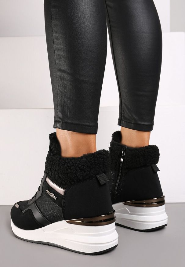 Renee - Czarne Sneakersy na Koturnie z Wysoką Cholewką Ozdobione Brokatem Sinthera. Okazja: na co dzień. Wysokość cholewki: przed kolano. Kolor: czarny. Materiał: jeans. Szerokość cholewki: normalna. Wzór: aplikacja. Obcas: na koturnie
