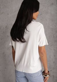 Renee - Biała Bluzka z Wiskozą i Dekoltem w Serek o Kroju Typu Nietoperz Haidare. Okazja: na co dzień. Typ kołnierza: dekolt w serek. Kolor: biały. Materiał: wiskoza. Styl: casual #6