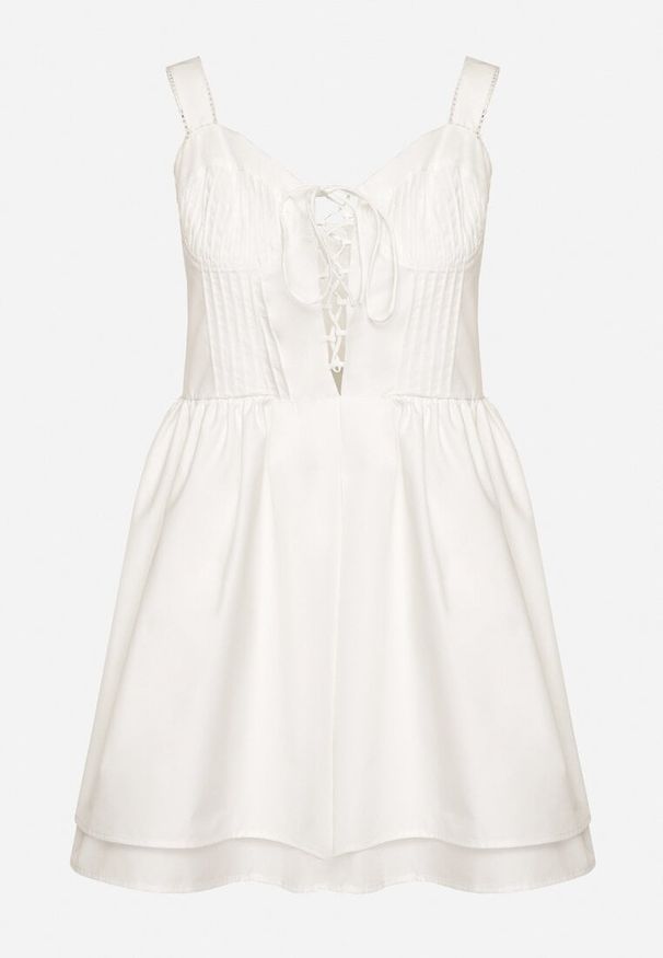 Born2be - Biała Bawełniana Sukienka Vices w Rustykalnym Stylu z Wiązaniem Fenavira. Okazja: na co dzień. Kolor: biały. Materiał: bawełna. Długość rękawa: na ramiączkach. Wzór: aplikacja. Styl: casual