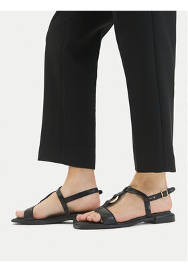 Clarks Sandały Ariany Sling 26181240 Czarny. Kolor: czarny. Materiał: skóra