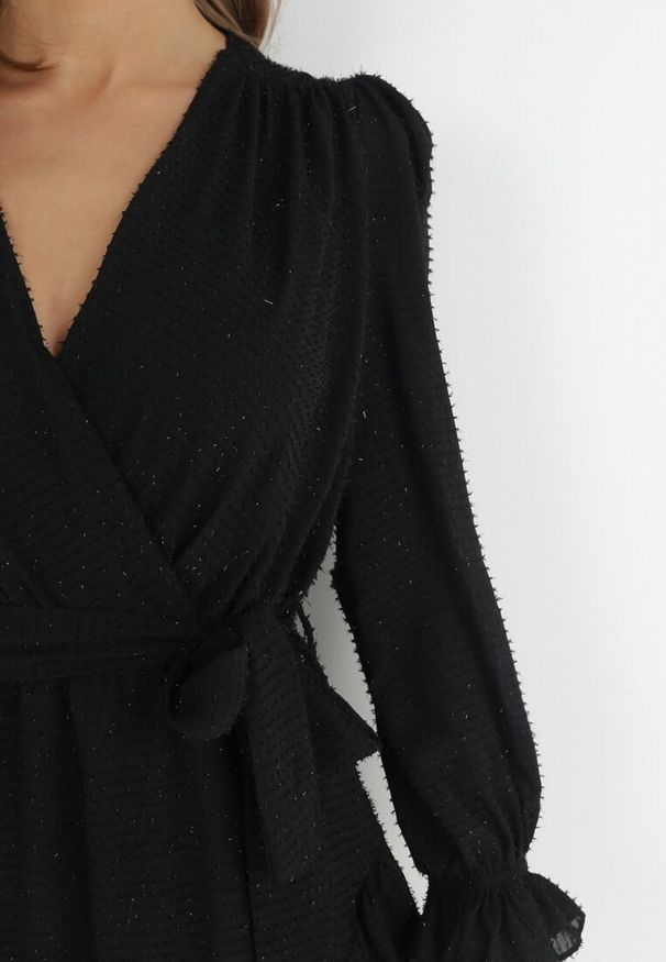 Born2be - Czarna Sukienka Pronynome. Kolor: czarny. Materiał: tkanina, guma. Wzór: aplikacja. Typ sukienki: kopertowe. Długość: mini