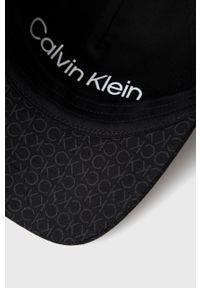 Calvin Klein Czapka bawełniana kolor czarny wzorzysta. Kolor: czarny. Materiał: bawełna