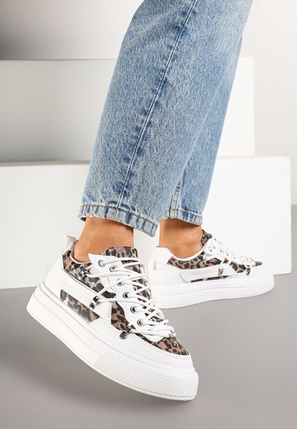 Renee - Białe Sneakersy ze Wzorem w Panterkę Doridi. Okazja: na co dzień. Kolor: biały. Materiał: skóra, jeans. Wzór: motyw zwierzęcy