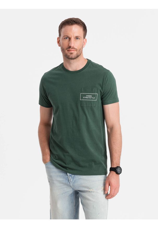 Ombre Clothing - Bawełniany t-shirt męski z nadrukiem na kieszonce Ombre Streetstyle – ciemnozielony V4 OM-TSCT-0108 - XXL. Okazja: na co dzień. Kolor: zielony. Materiał: bawełna. Wzór: nadruk. Styl: klasyczny, elegancki, casual