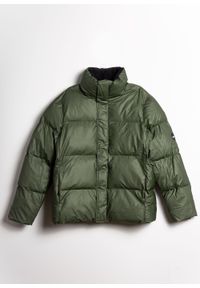 Kurtka zimowa unisex zielona Rains Boxy Puffer Jacket. Okazja: na co dzień. Typ kołnierza: bez kaptura, kołnierzyk stójkowy. Kolor: zielony. Materiał: poliester, nylon, materiał, puch, polar. Sezon: zima. Styl: casual #8