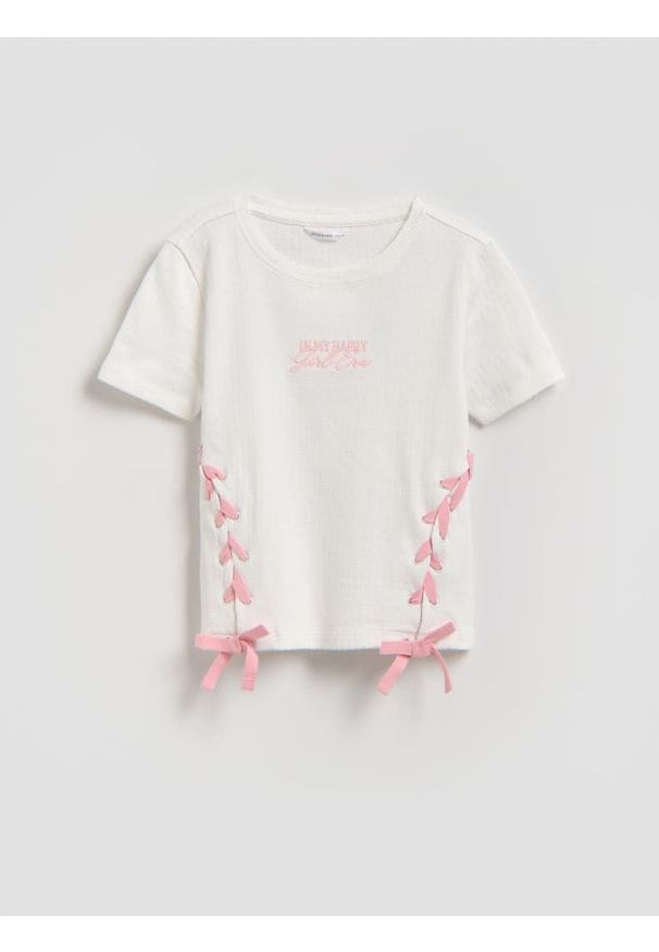 Reserved - T-shirt z aplikacją - złamana biel. Materiał: dzianina, bawełna. Wzór: aplikacja