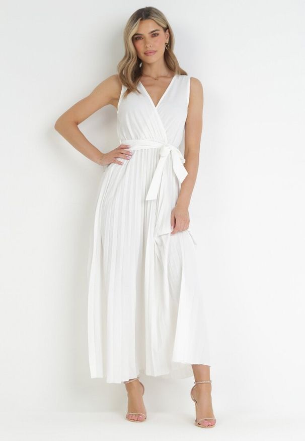 Born2be - Biała Plisowana Sukienka Maxi z Gumką w Pasie i Materiałowym Paskiem Biak. Okazja: na wesele, na ślub cywilny, na imprezę. Typ kołnierza: dekolt kopertowy. Kolor: biały. Materiał: materiał. Sezon: lato. Typ sukienki: kopertowe. Styl: elegancki, klasyczny. Długość: maxi