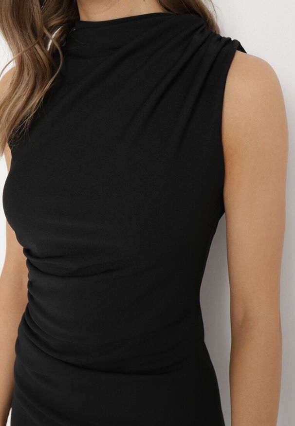 Born2be - Czarna Dopasowana Sukienka Bodycon z Dekoracyjnym Marszczeniem Bez Rękawów Tykena. Okazja: na imprezę. Kolor: czarny. Długość rękawa: bez rękawów. Typ sukienki: bodycon. Styl: wizytowy