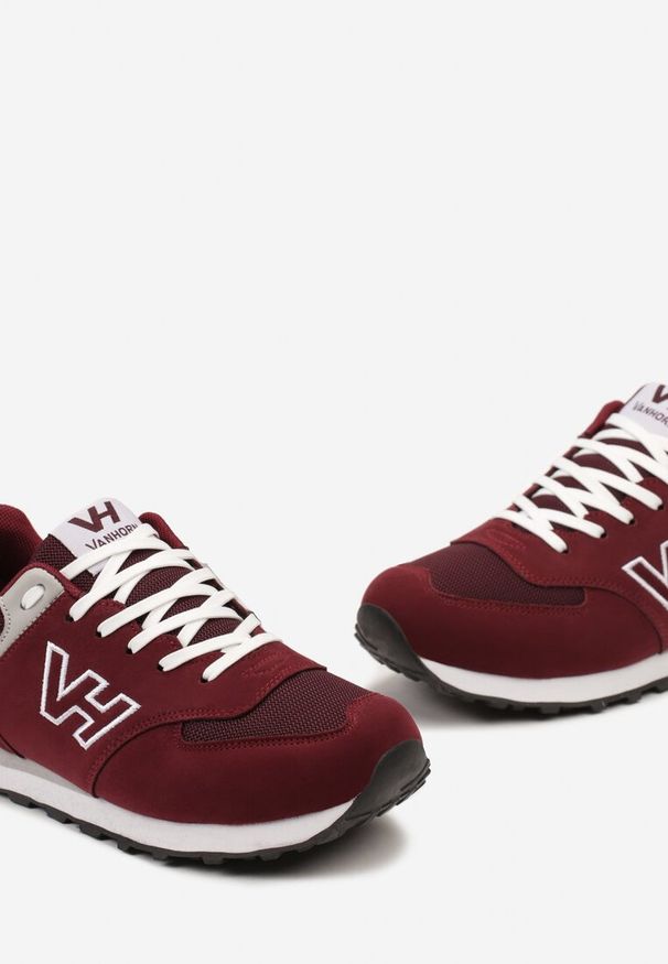 Renee - Bordowe Buty Sportowe z Imitacji Zamszu z Naszywką Lysadna. Kolor: czerwony. Materiał: zamsz. Wzór: aplikacja