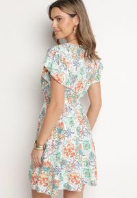 Born2be - Jasnozielona Bawełniana Sukienka w Kwiaty z Kopertowym Dekoltem Rozkloszowana Jenovienna. Okazja: na co dzień. Typ kołnierza: dekolt kopertowy. Kolor: zielony. Materiał: bawełna. Wzór: kwiaty. Typ sukienki: kopertowe. Styl: casual, elegancki #5