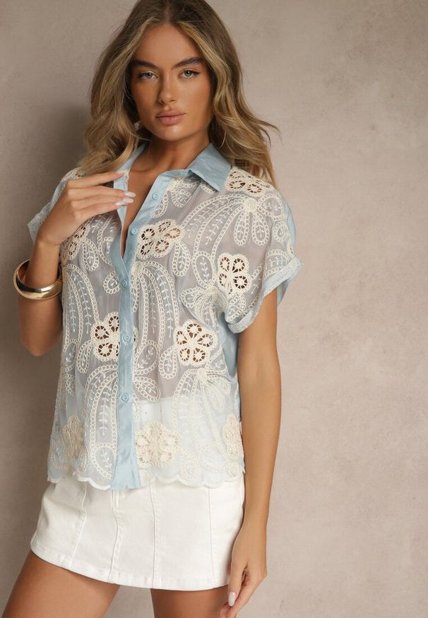 Renee - Jasnoniebieska Koszula z Kwiatowym Motywem Zimessae. Okazja: na co dzień, na spotkanie biznesowe. Typ kołnierza: kołnierzyk klasyczny. Kolor: niebieski. Materiał: jeans. Długość rękawa: krótki rękaw. Długość: krótkie. Wzór: kwiaty. Styl: biznesowy, casual, elegancki, klasyczny