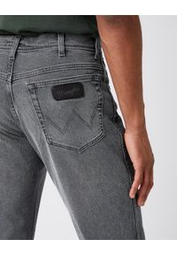 Wrangler - MĘSKIE SPODNIE JEANSOWE WRANGLER TEXAS TAPER GREY ACE W12T3051U