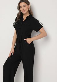 Born2be - Czarny Kombinezon o Koszulowym Kroju z Krótkim Rękawem i Wiązaniem w Talii Mareriela. Kolor: czarny. Długość rękawa: krótki rękaw. Długość: krótkie. Sezon: wiosna, lato #6