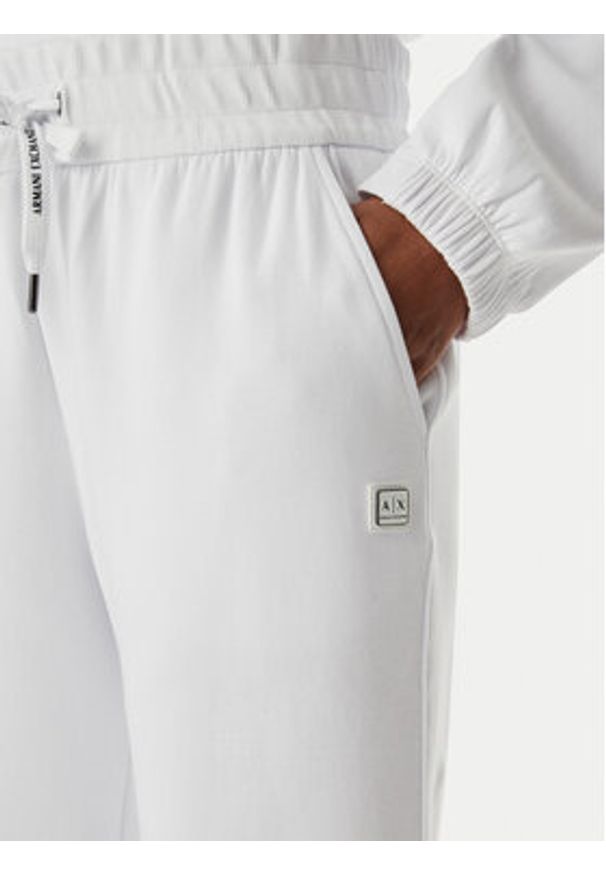 Armani Exchange Spodnie dresowe XW001745 AF10818 U0002 Biały Regular Fit. Kolor: biały. Materiał: bawełna
