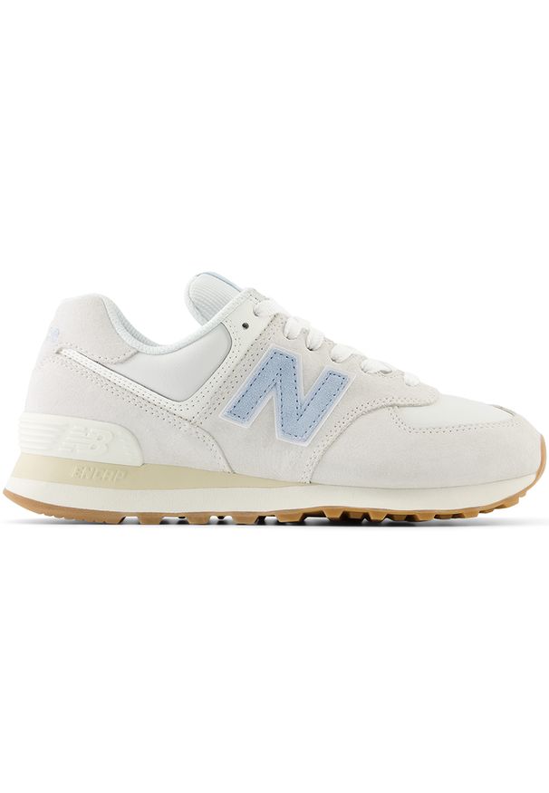 Buty damskie New Balance WL574QA2 – białe. Kolor: biały. Materiał: dresówka, guma, bawełna, materiał, skóra. Szerokość cholewki: normalna. Model: New Balance 574