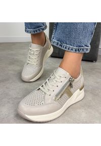 Beżowe skórzane ażurowe półbuty damskie Vinceza 95403. Okazja: na co dzień, na spacer. Nosek buta: okrągły. Zapięcie: sznurówki. Kolor: beżowy. Szerokość cholewki: normalna. Wzór: ażurowy. Materiał: skóra. Sezon: wiosna, lato. Obcas: na koturnie. Styl: casual, klasyczny, elegancki #1