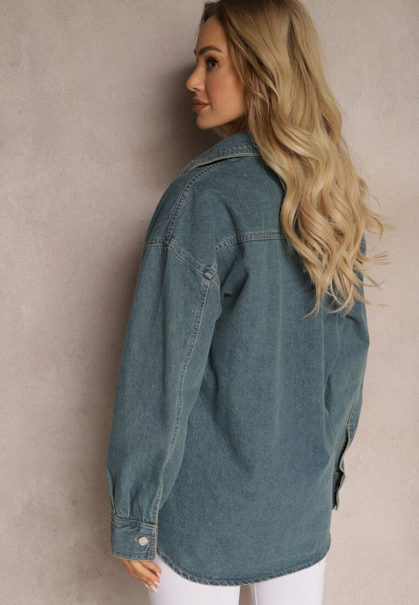 Renee - Granatowa Bawełniana Koszula Jeansowa o Klasycznym Fasonie Sigtra. Okazja: na co dzień. Typ kołnierza: kołnierzyk klasyczny. Kolor: niebieski. Materiał: jeans, bawełna. Długość rękawa: długi rękaw. Długość: długie. Styl: klasyczny