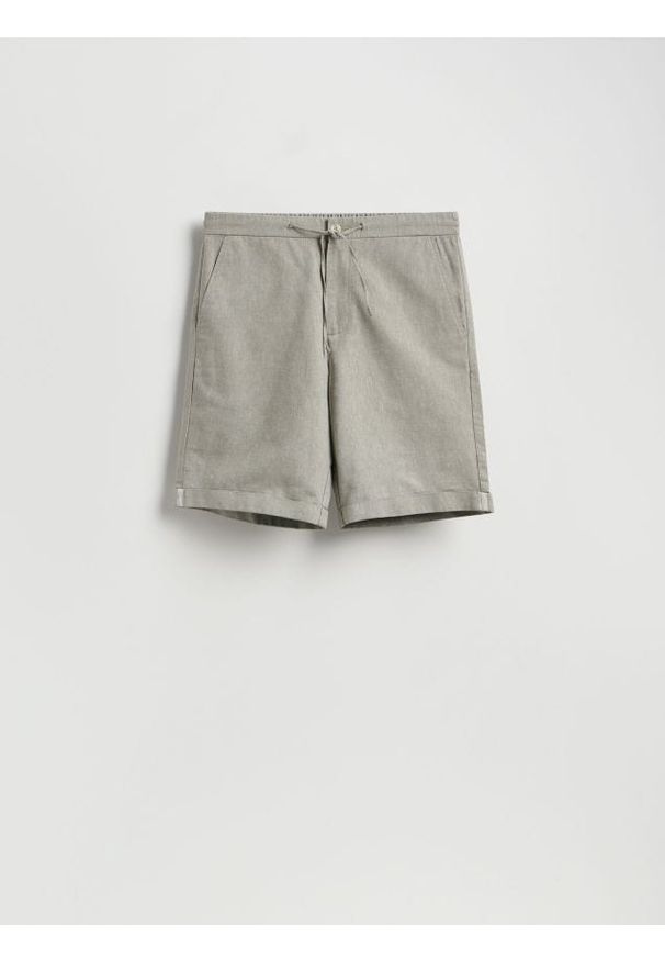 Reserved - Szorty regular z dodatkiem lnu - oliwkowy. Kolor: oliwkowy. Materiał: len