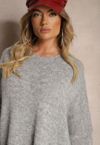 Renee - Jasnoszary Casualowy Sweter Oversize Allethia. Okazja: na co dzień. Kolor: szary. Długość rękawa: długi rękaw. Długość: długie. Styl: casual #4