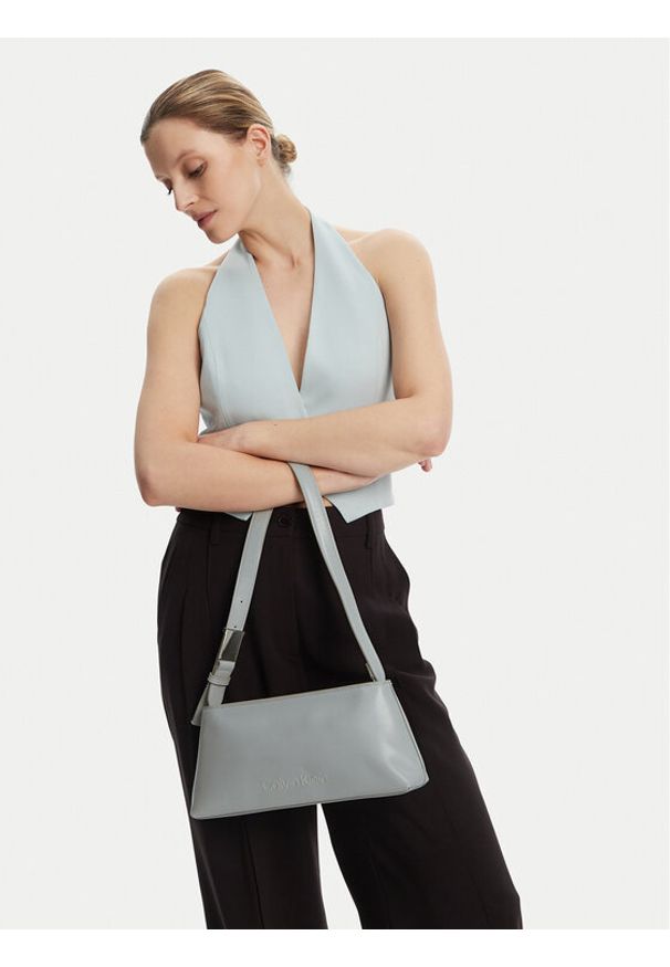 Calvin Klein Torebka Embossed Logo Shoulder Bag K60K612550 Szary. Kolor: szary. Materiał: skórzane