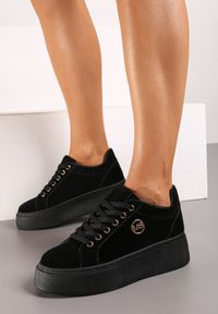 Renee - Czarne Sneakersy na Jednolitej Platformie z Niewielką Aplikacją Tavea. Kolor: czarny. Materiał: jeans. Wzór: jednolity, aplikacja. Obcas: na platformie