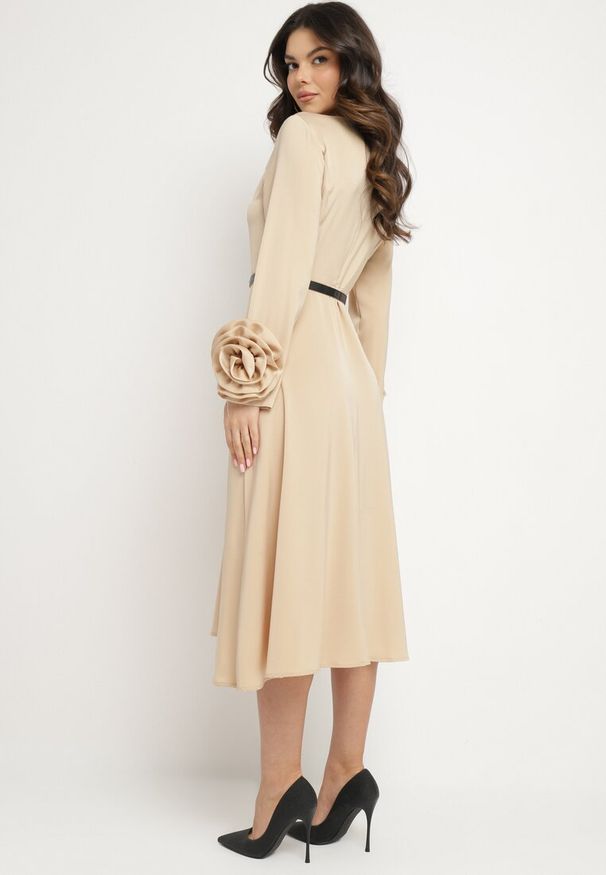 Born2be - Beżowa Sukienka Wieczorowa Ozdobiona Paskiem i Kwiatami 3D Temarita. Kolor: beżowy. Wzór: aplikacja, kwiaty. Styl: wizytowy