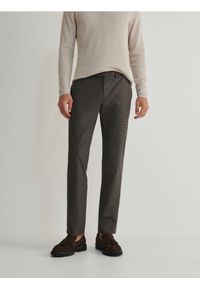 Reserved - Spodnie chino slim fit - brązowy. Kolor: brązowy. Materiał: bawełna, tkanina #1