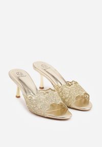 Renee - Złote Klapki na Metalicznej Szpilce z Koronką Theiseusa. Kolor: złoty. Materiał: koronka. Wzór: koronka. Styl: elegancki #7