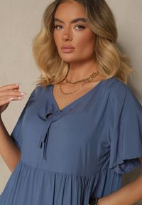 Renee - Niebieska Bawełniana Sukienka Rozkloszowana z Wiązaniem przy Dekolcie Mepova. Okazja: na co dzień. Kolor: niebieski. Materiał: bawełna. Styl: klasyczny, casual #3