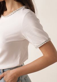 Born2be - Biały Minimalistyczny T-shirt z Bawełny Zdobiony Warkoczowymi Lamówkami Thessele. Okazja: na co dzień. Kolor: biały. Materiał: bawełna. Wzór: aplikacja. Styl: casual, klasyczny #4