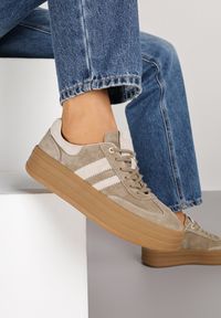 Born2be - Ciemnobeżowe Zamszowe Sneakersy na Grubej Podeszwie z Paskami i Skórzaną Wkładką Felenne. Okazja: na co dzień. Zapięcie: pasek. Kolor: beżowy. Materiał: zamsz, skóra. Wzór: paski #3