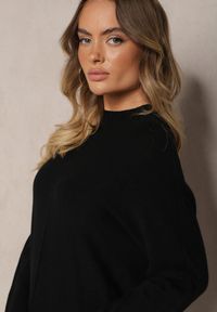 Renee - Czarny Prążkowany Sweter z Półgolfem z Rozcięciami po Bokach Rerilla. Okazja: na co dzień. Kolor: czarny. Materiał: prążkowany. Styl: klasyczny, elegancki, casual #5