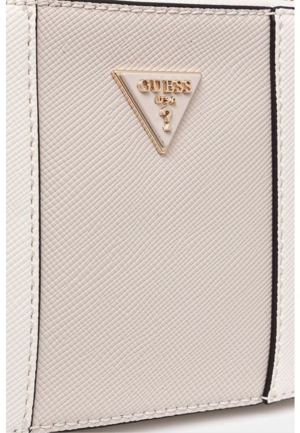 Guess - GUESS Biało-beżowa kopertówka damska Noelle II. Kolor: biały. Materiał: skórzane