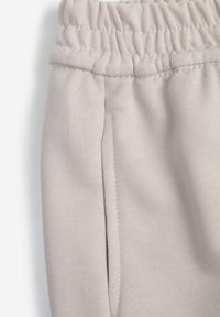 Born2be - Beżowe Spodnie Dresowe o Kroju Dzwonów z Gumką w Talii Efravella. Okazja: na co dzień. Kolor: beżowy. Materiał: dresówka. Styl: casual, elegancki #8