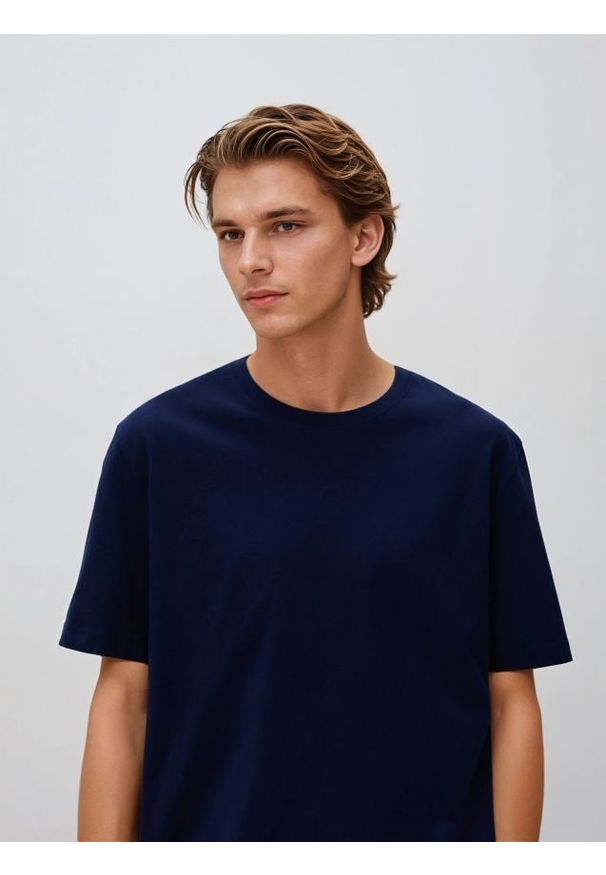 Reserved - T-shirt regular z bawełny - granatowy. Kolor: niebieski. Materiał: bawełna