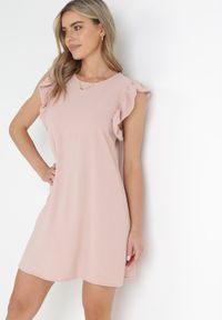 Born2be - Różowa Pudełkowa Sukienka Mini z Falbankami przy Ramionach Alizea. Typ kołnierza: kołnierz z falbankami. Kolor: różowy. Sezon: wiosna, lato. Długość: mini #1