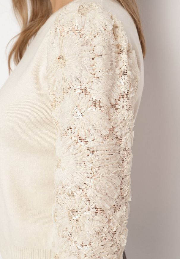 Born2be - Beżowy Sweter z Wiskozą z Ozdobnymi Koronkowymi Rękawami z Cekinami Tiliala. Okazja: na co dzień. Kolor: beżowy. Materiał: wiskoza, koronka. Wzór: koronka. Styl: elegancki, casual