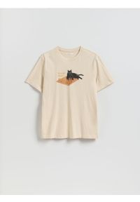 Reserved - T-shirt regular z nadrukiem - beżowy. Kolor: beżowy. Materiał: dzianina, bawełna. Wzór: nadruk #1