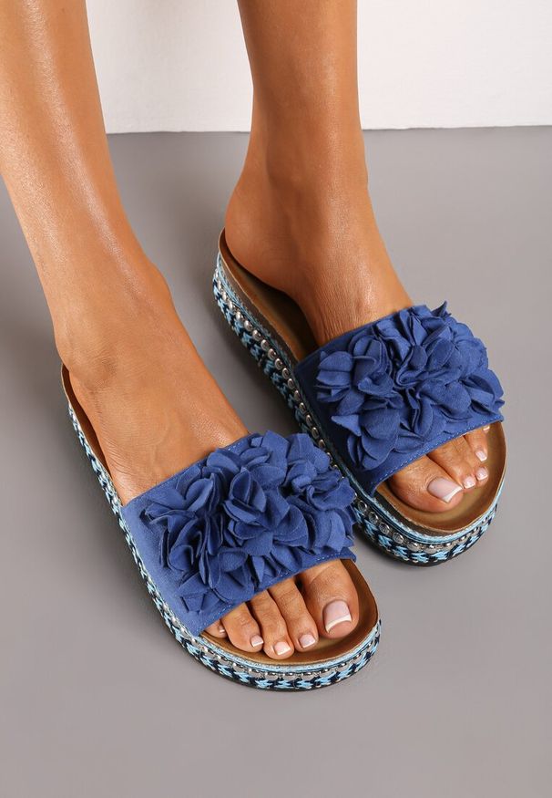 Renee - Niebieskie Klapki na Podeszwie z Nitami Zdobione Kwiatową Aplikacją Althala. Okazja: na co dzień, na plażę, na spacer. Kolor: niebieski. Wzór: kwiaty, aplikacja. Sezon: lato. Styl: casual, elegancki