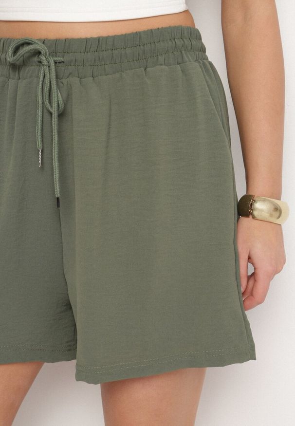 Born2be - Ciemnozielone Szorty z Wiskozą i Wysokim Stanem Puvea. Okazja: na co dzień. Stan: podwyższony. Kolor: zielony. Materiał: wiskoza. Styl: casual, klasyczny